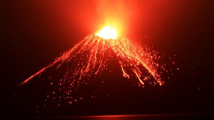 Em 2018, o Anak Krakatoa, que cresce cerca de 5m por ano, entrou em erupção muito forte. O vulcão, que possuía 300 metros de altura antes da explosão, cuspiu rochas (algumas chegavam a ter 90 metros de altura)