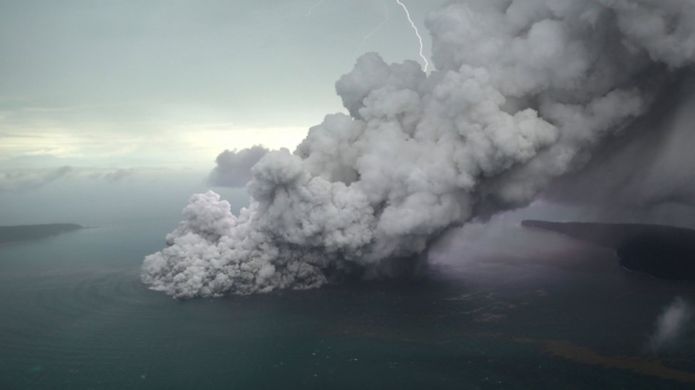 Um deslizamento na lateral do vulcão e o impacto das rochas no oceano, deram origem a ondas gigantes que varreram as costas de Java e Sumatra em 22 de dezembro de 2018, matando mais de 400 pessoas.