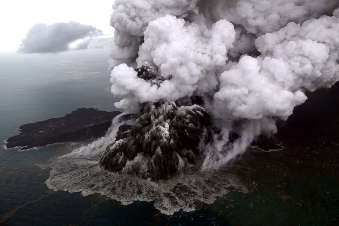 Um deslizamento na lateral do vulcão e o impacto das rochas no oceano, deram origem a ondas gigantes que varreram as costas de Java e Sumatra em 22 de dezembro de 2018, matando mais de 400 pessoas.