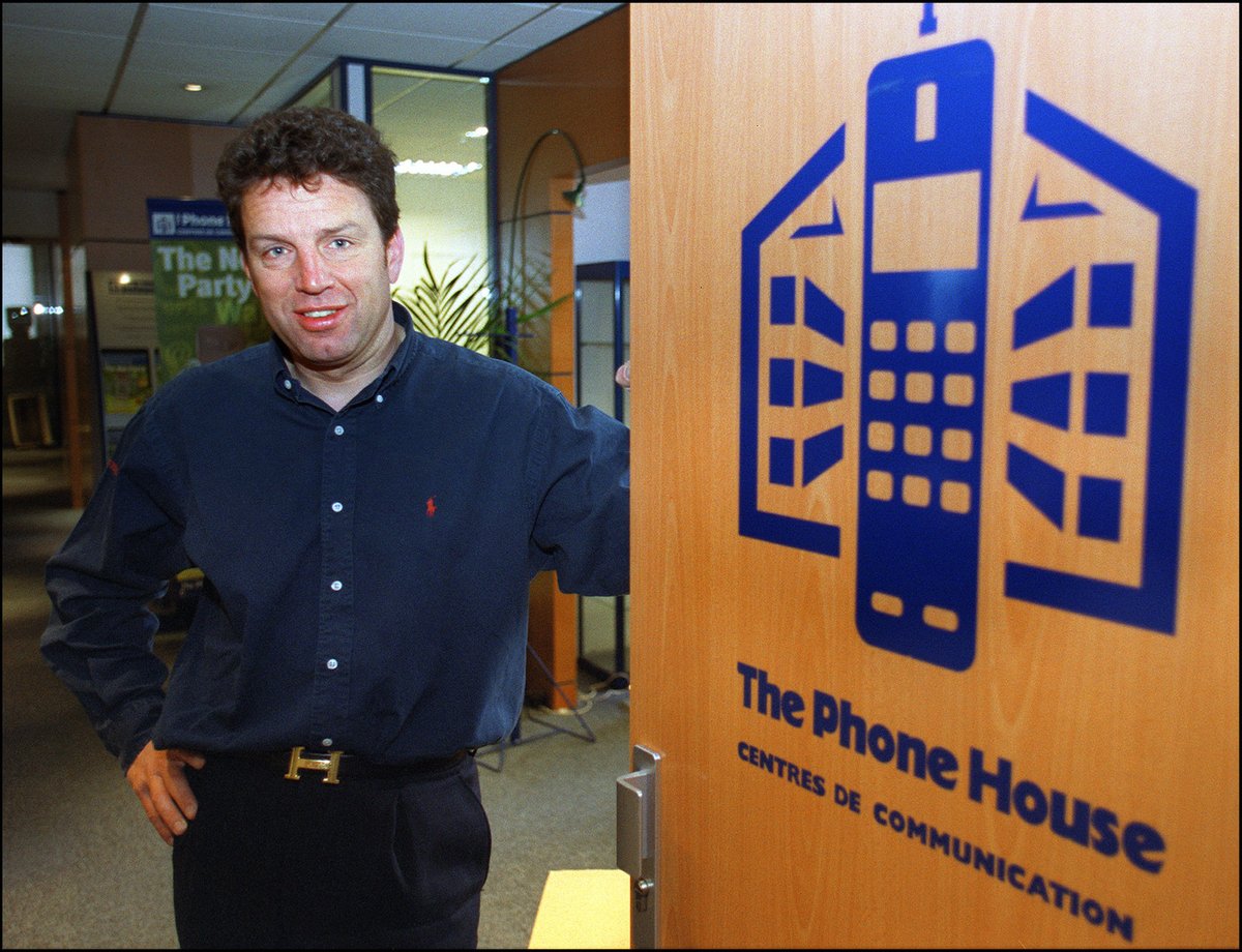 Après les joies militaires, celui que ses compagnons décrivent comme « un mâle dominant » devient un para de la guerre économique. Après 10 ans au groupe L’Oréal, Roux de Bézieux fonde en 1996 The Phone House, une chaîne dédiée à la vente de téléphones portables.