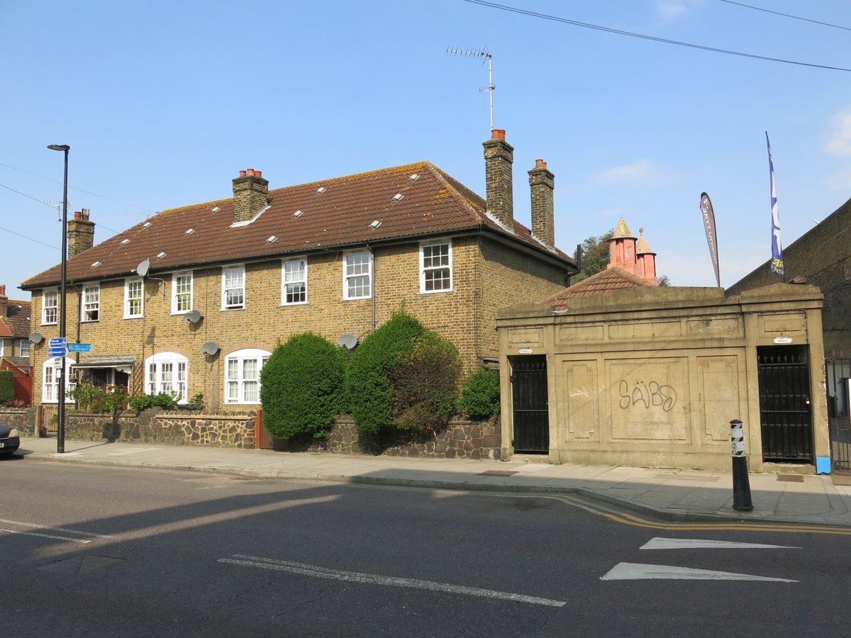 3/ The Manchester Grove Estate was built in 1925-1926 by Poplar Metropolitan Borough Council and designed by Borough Engineer Harley Heckford - when they were still building 'public conveniences' and well before the Island's later transformation.