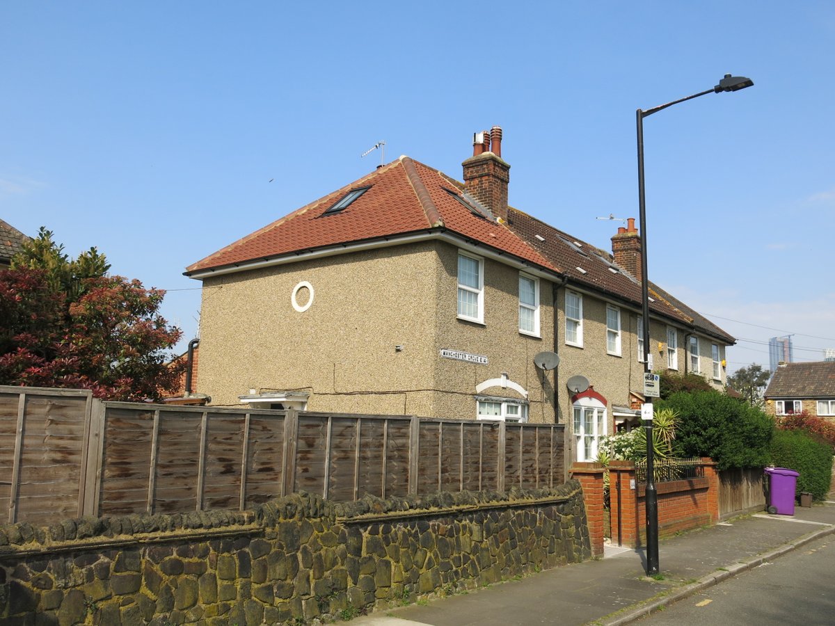 3/ The Manchester Grove Estate was built in 1925-1926 by Poplar Metropolitan Borough Council and designed by Borough Engineer Harley Heckford - when they were still building 'public conveniences' and well before the Island's later transformation.