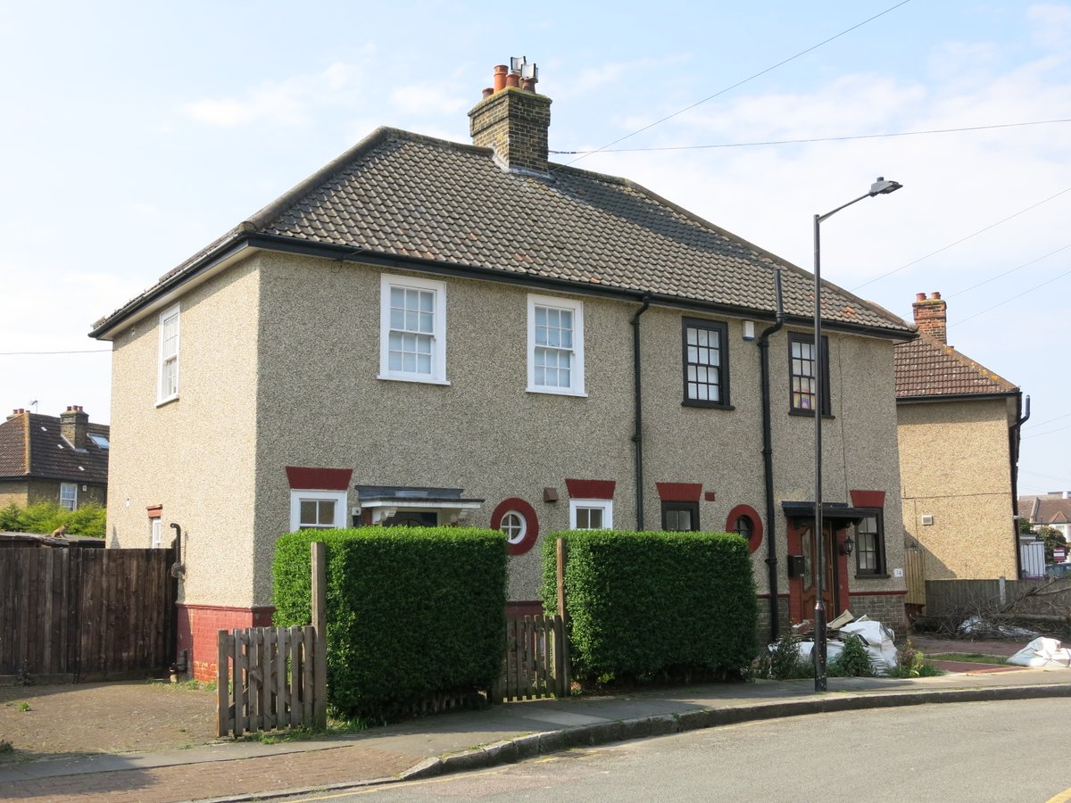 3/ The Manchester Grove Estate was built in 1925-1926 by Poplar Metropolitan Borough Council and designed by Borough Engineer Harley Heckford - when they were still building 'public conveniences' and well before the Island's later transformation.