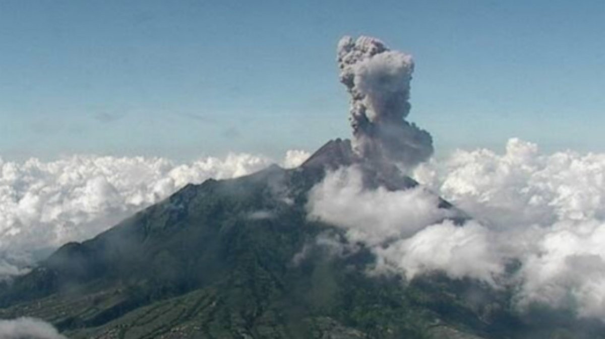 De acordo com o The Jakarta Post, o Anak Krakatoa entrou em erupção no início dessa madrugada (11), foi a maior erupção desde 2018 (o que não significa que ele tenha ficado 2 anos sem ter erupções). A primeira erupção ocorreu às 21h58 (hora local) e durou pouco mais de 1 minuto +