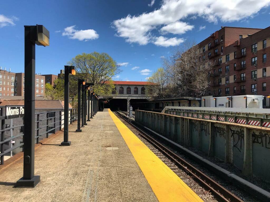 TRIPMUZE's tweet image. Going to work. Beautiful spring but who is enjoying...almost nobody in the station and outside. Everyone, stay safe and healthy! Thanks @mtanyctransit for keeping subway running for essential workers!

#spring #beautifulspring #goingtowork #essentialwork… instagr.am/p/B-2LZoZp1xW/