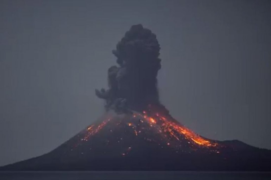 A agência disse que o vulcão estava em erupção contínua até sábado de manhã. Um status de alerta de nível 2 permaneceu em vigor, em uma escala que vai de 1 a 4. Não houve vítimas registradas.