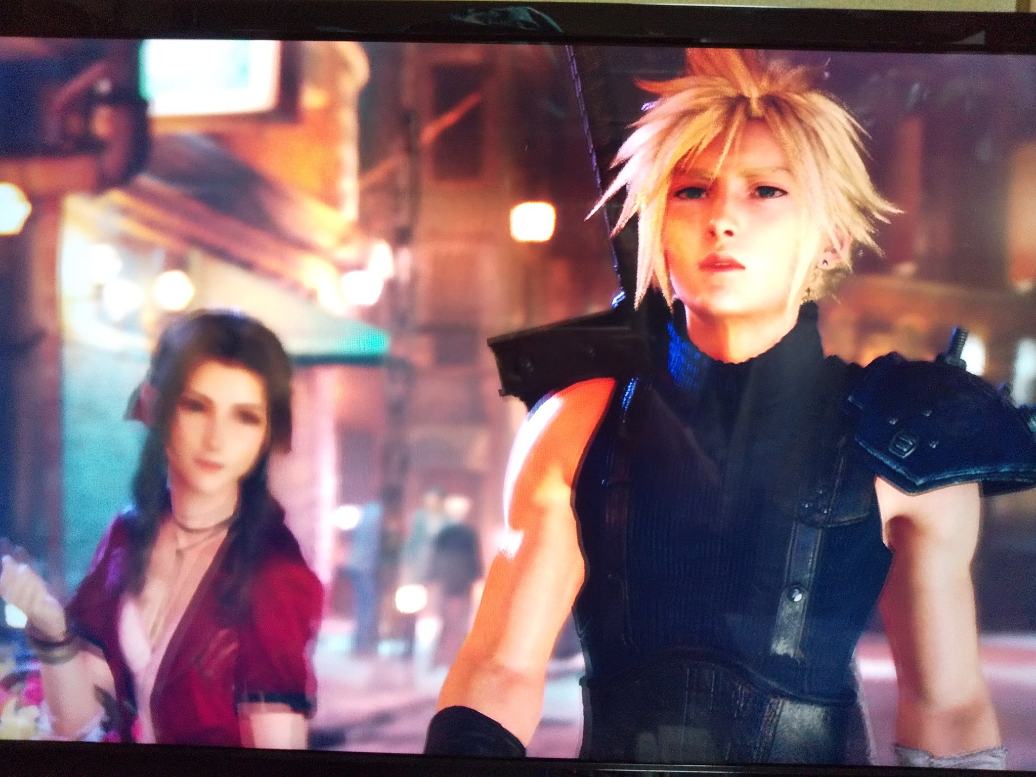 のぐちきほ I M Looking For Only Rose リーナ エリーン 魔人なりきり 七番街スラムexでのティファ どんな洋服がいいかな の質問に対し右上 格闘家っぽい服 での反応 右下 異国風の服 の反応 大抵皆さん一番上 大人っぽい服 を選ぶと
