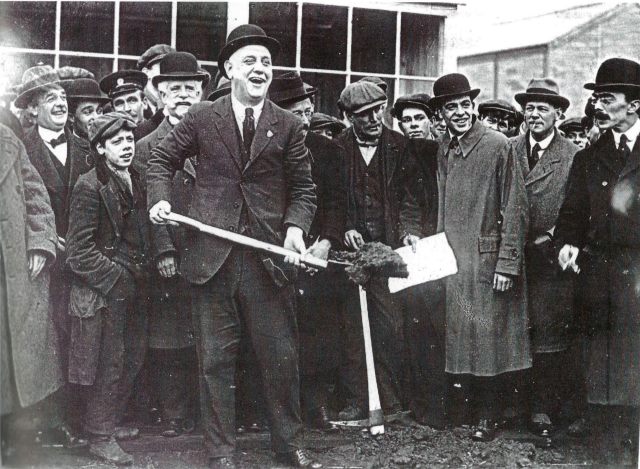 8/ Here's George Lansbury, then leader of Poplar Metropolitan Borough Council, ceremonially cutting the first turf on the estate in January 1920. The Council provided each new home with a fruit tree, planted by an unemployed ex-serviceman.