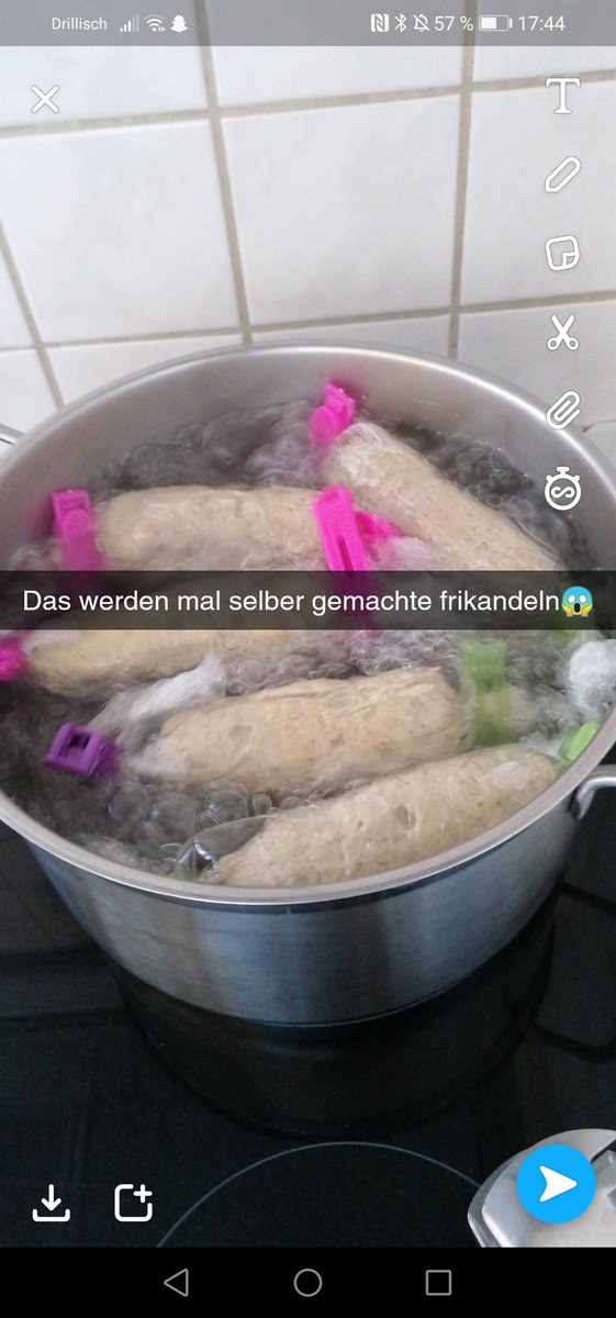 soxtiba's tweet photo. So selber Frikandeln gemacht, nur am Schluss angebraten
Ps: ist die zweite Portion schon
#pietsmietkocht @Br4mm3n  @brosator @kessemak2  @PietSmiet  @JayPietsmiet https://t.co/uBZx6HVZLo