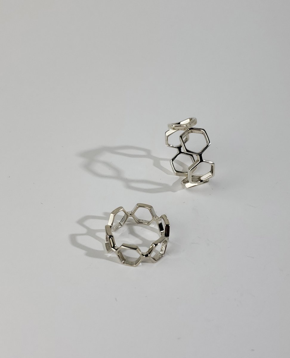 polyfaction's tweet image. Wearable art for your digits....size 5 through 12.  See the entire Nexus collection online.
.
Order at polyfaction.com
.
#polyfaction #silver #ring #hexagon #geometric #minimalism #delicate #shiny #ringsofinstagram #shadow #light #reflection #fashion #wearable