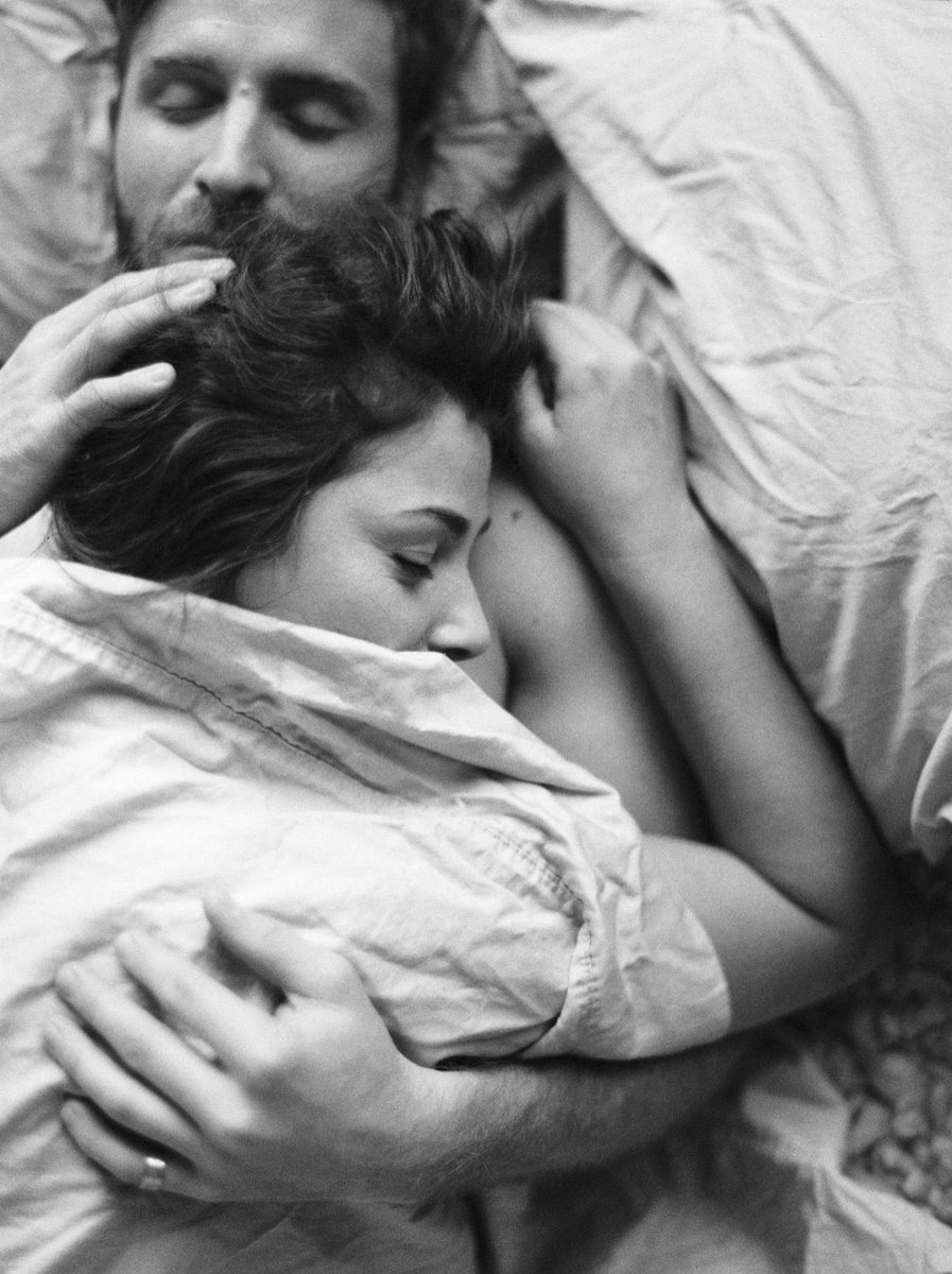CAJADEVERDADES's tweet photo. "Bendita esa sensación... Cuando te metes en la cama con la persona que quieres, la abrazas, y la sientes respirar en tu pecho. Cierras los ojos y disfrutas cada segundo... Y sientes que en ningún lugar del mundo estarías mejor". https://t.co/D63EOufEiN