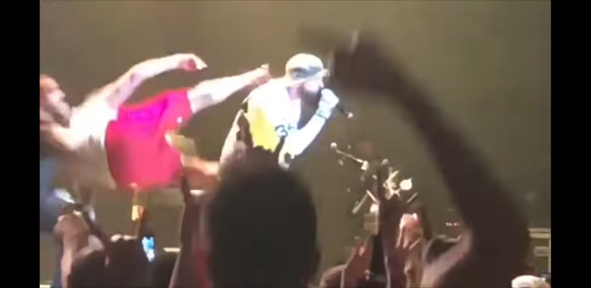 OGFrasierKush's tweet photo. Contrary to popular belief, Fred Durst was having some back pain that day and Shaggy 2 Dope was simply trying to crack his back https://t.co/eaZNdPnvpV