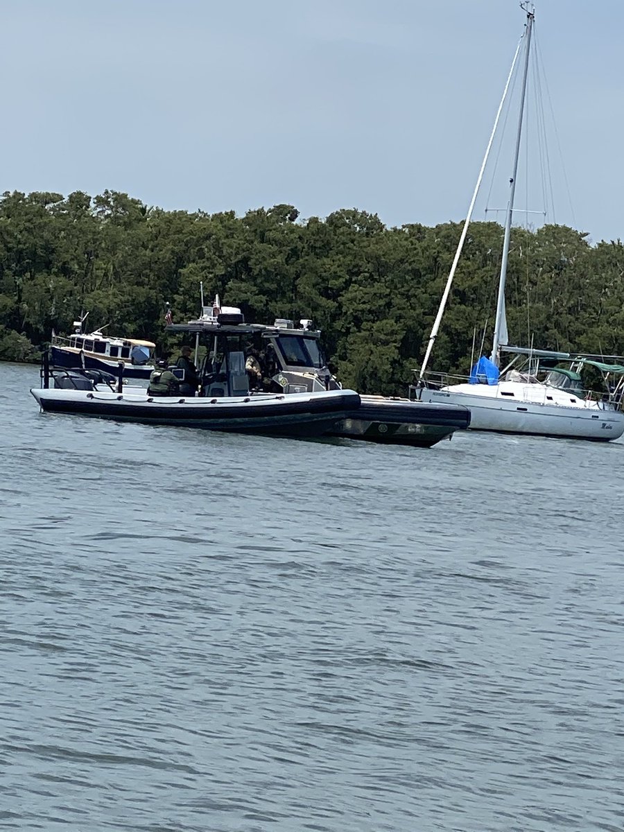 LilMissLadix's tweet photo. @MyFWC that’s not 50 ft between your boats??? https://t.co/i8e2OtSSMm