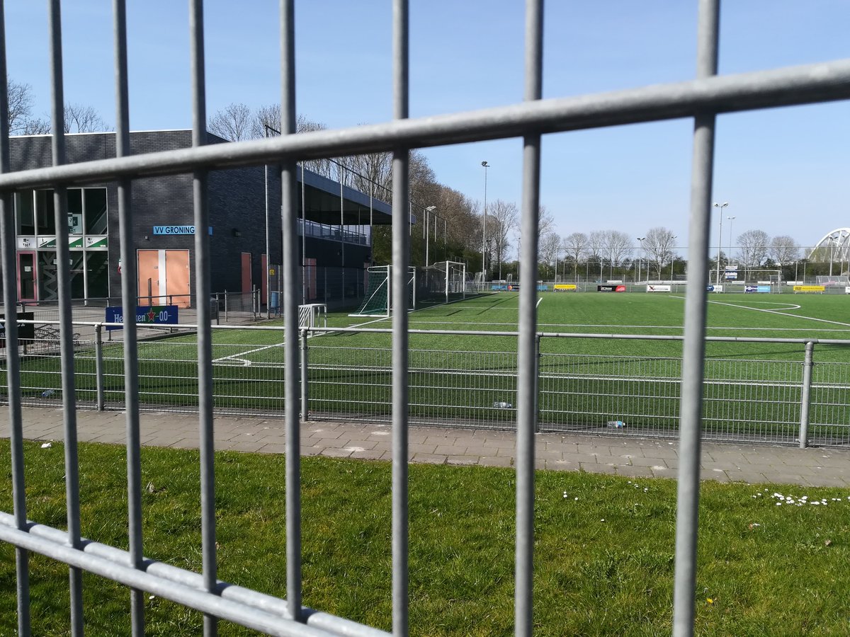 Liefde in tijden van Corona

Sportpark het Noorden, zaterdagmiddag 15.45.