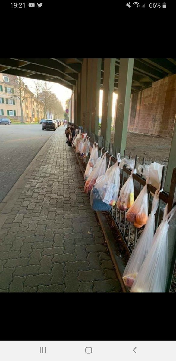 maicaar's tweet photo. Ejemplo a seguir de solidaridad.
En Alemania dejan bolsas con compra en lugares públicos para los más necesitados.  
Foto: Harold Jessurun https://t.co/djmh6zsj1p