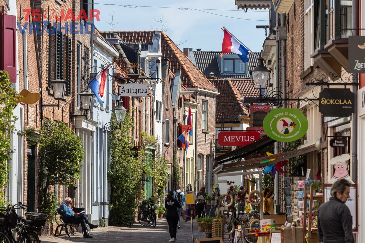 vosbeeld's tweet photo. Gisteren 10 april ging de vlag uit in #Deventer omdat het precies 75 jaar na de bevrijding van de stad was. De vlagfoto's zijn toegevoegd aan mijn album over 75 jaar vrijheid: https://t.co/Ej3L36rxOv #overijsselviertvrijheid #75jaarvrijheid #hanzestad #vosbeeld #indeventer #vlag https://t.co/r7as8p0GaG