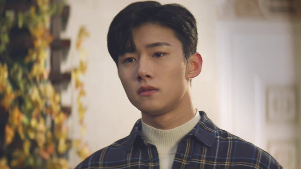 this man should stop being so freaking handsome! 그만하자 오케?   #SeoJiHoon  #어서와