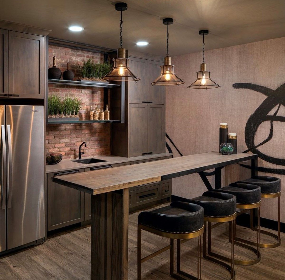 GeneralShale's tweet photo. So much inspiration from great designers like @designbossgina (give her a follow on Instagram)!  Just look how expertly our thin brick was used in this stunning basement bar area! 😍 
.
.
📸: @tgimagephoto
🧱: Englishpub #thinbrick
.
.
#generalshale #brickbacksplash #brickwall https://t.co/2JyNJ63zVR
