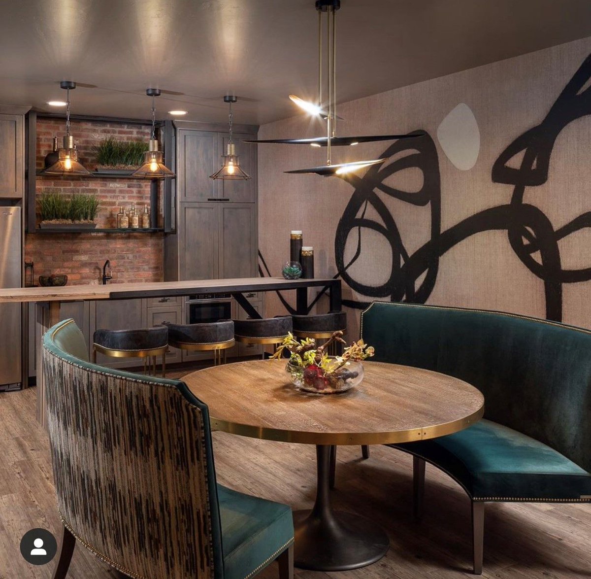 GeneralShale's tweet photo. So much inspiration from great designers like @designbossgina (give her a follow on Instagram)!  Just look how expertly our thin brick was used in this stunning basement bar area! 😍 
.
.
📸: @tgimagephoto
🧱: Englishpub #thinbrick
.
.
#generalshale #brickbacksplash #brickwall https://t.co/2JyNJ63zVR