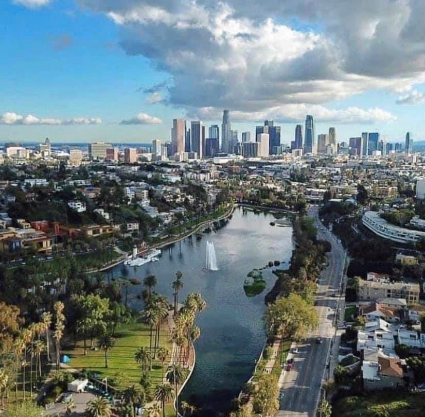Holy sweet baby Jesus look at Los Angeles without smog. This looks like some kind of fantasy painting.