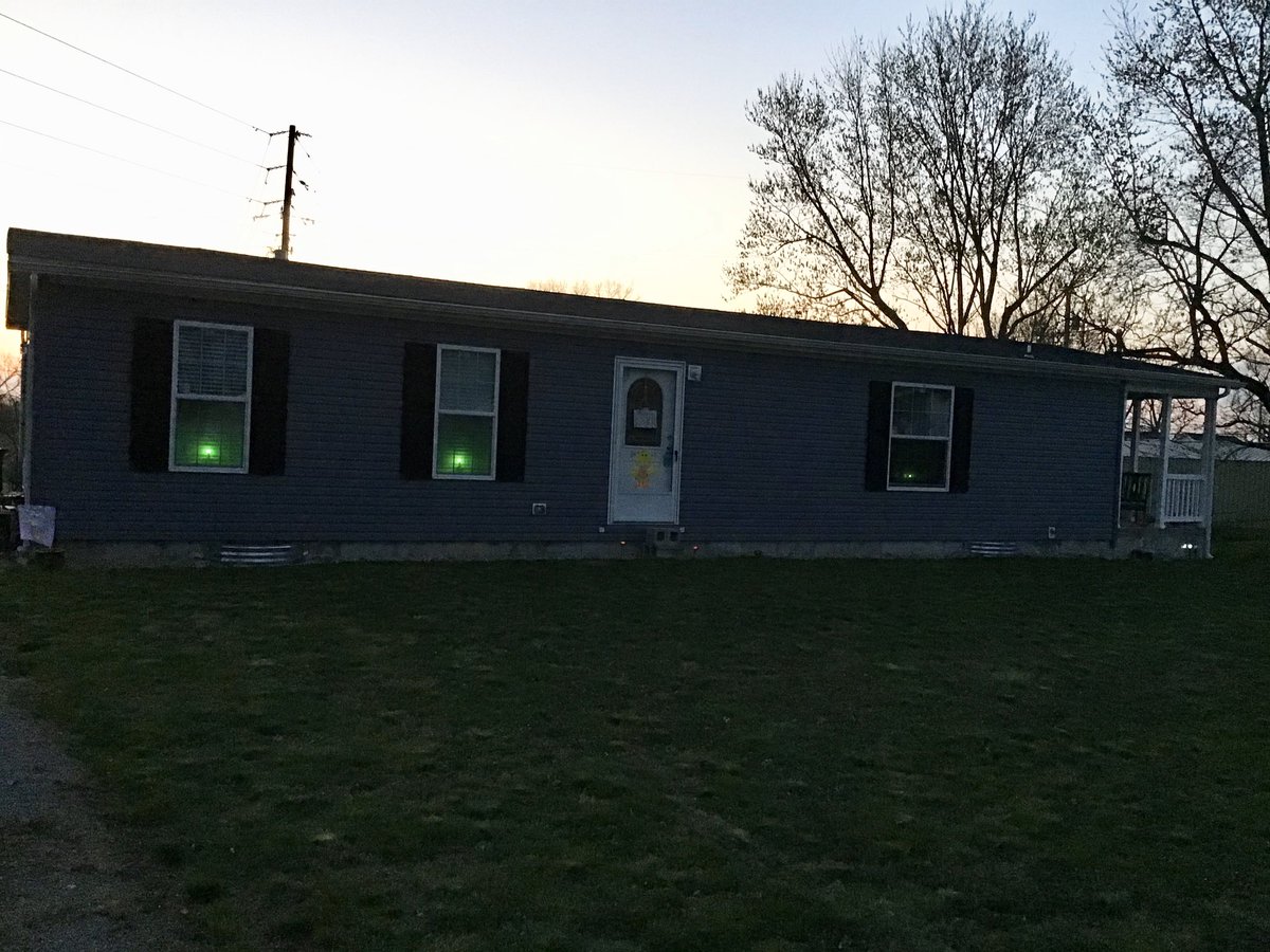 vanessarene's tweet photo. Lighting up my green lights for those who’ve lost their battle to COVID19. Like my governor @AndyBeshearKY asked me to! #HealthyAtHome #TogetherKy #TeamKentucky #EmpathyGreen https://t.co/bixPPLLjTG