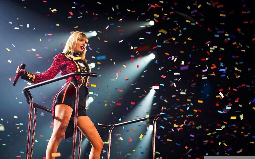 Taylor swift red tour. Taylor swift red. Taylor swift red. Тейлор свифт. Red тейлор свифт.