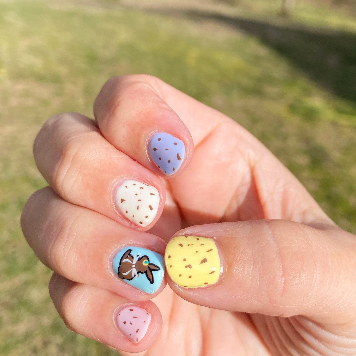 londonbrolly's tweet photo. Easter 🐣 @CadburyUK Mini Egg 🍫🥚 inspired mani on a base of @ChinaGlaze Casual Friday, @nailsinc Nakey Nakey, @OPI_PRODUCTS Funny Bunny &amp; @Orlynails Spirit Junkie w/ a chocolate bunny 🍫🐰 accent nails on @ColorClubNail Meet Me At The Rink 💅🏻
.
#easternails #bunnynails https://t.co/r2RSll3L84