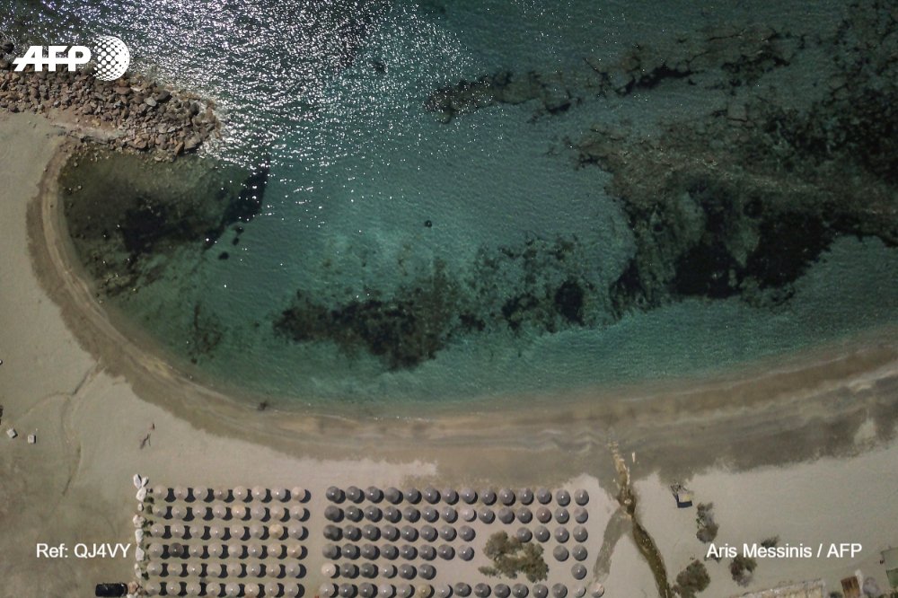 afpfr's tweet photo. [INSTANTANÉ] Une plage vide hier après-midi près d’Athènes, alors que la population grecque reste confinée pour lutter contre la pandémie de coronavirus 
📷@ArisMessinis #AFP https://t.co/eYnSH2h0Ls