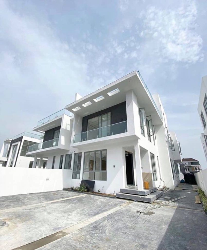 righteraproper's tweet photo. Forsale:Brand New 2 Units of 4 Bedroom Semi Detached house with a room bq, All Rooms Ensuite • Dining Area • Swimming Pool • Penthouse • CCTV • Fully Fitted Kitchen • 24hrs Security • Stamp Concrete floor Located in Pinnoke Beach Estate Osapa London Lekki.180m asking price https://t.co/Vw9fNbYNES