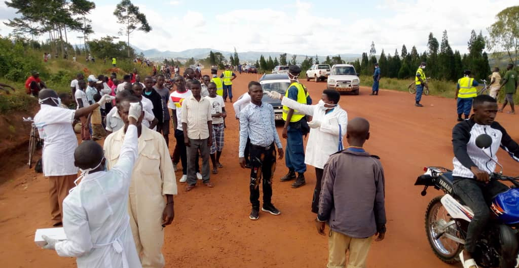   #Burundi: les mesures de  @BurundiFF de prévention du  #COVID19 appliquées cet après-midi au Peace Park Complex Stadium à  #Makamba lors du match de la Coupe du Président opposant Aigle Noir à l'Atletico (2-0): lavage des mains à l'eau chlorée et prise de température à l’entrée
