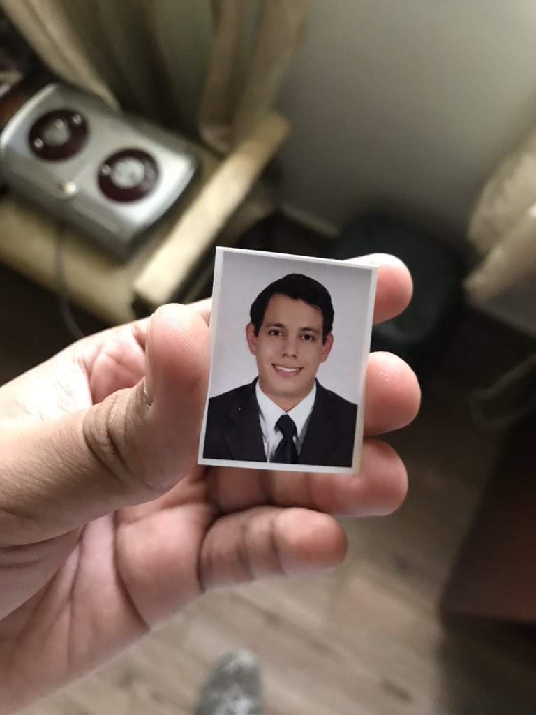 ericksoma's tweet image. Encontré una joya de mi historia en uno de mis libros. 

Oh la juventud y flacura, vuelvan a mi. #GradPic