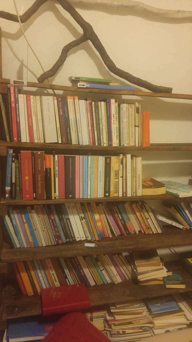 Tamı tamına 200 kadar kitap, 1 şanslı kişiye hediye edilecektir.
Katılım şartları:
-Bu kadar çekiliş yapılıp silinmesine rağmen hala iyi niyetle şansına güvenmek.
-Rt ve beğeni yapıp beni bi kaç kişinin takip etmesini sağlamak.

Tweetin silinme tarihi:15 Nisan