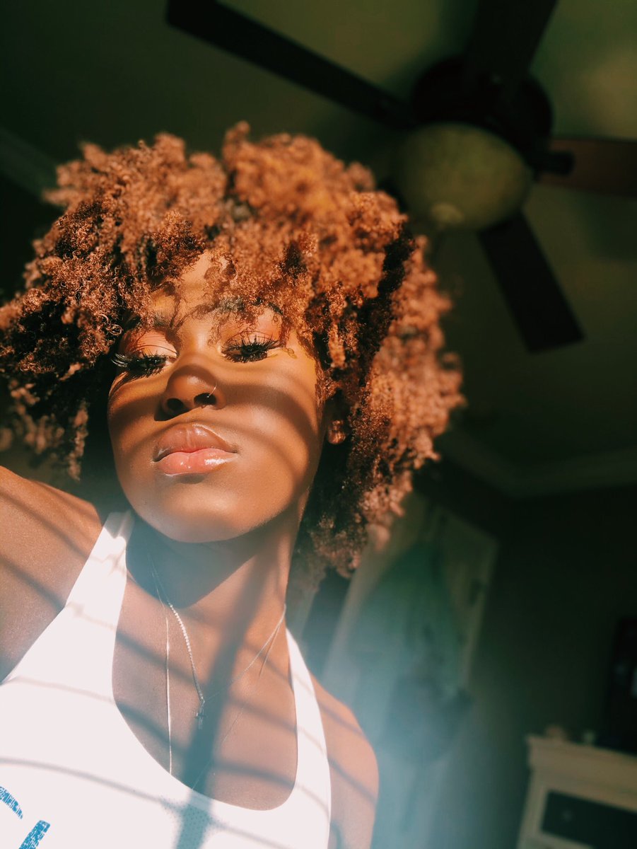 ZariMallowah's tweet photo. Hey Twitter I dyed my hair 🤣 https://t.co/RslhXxsHXo