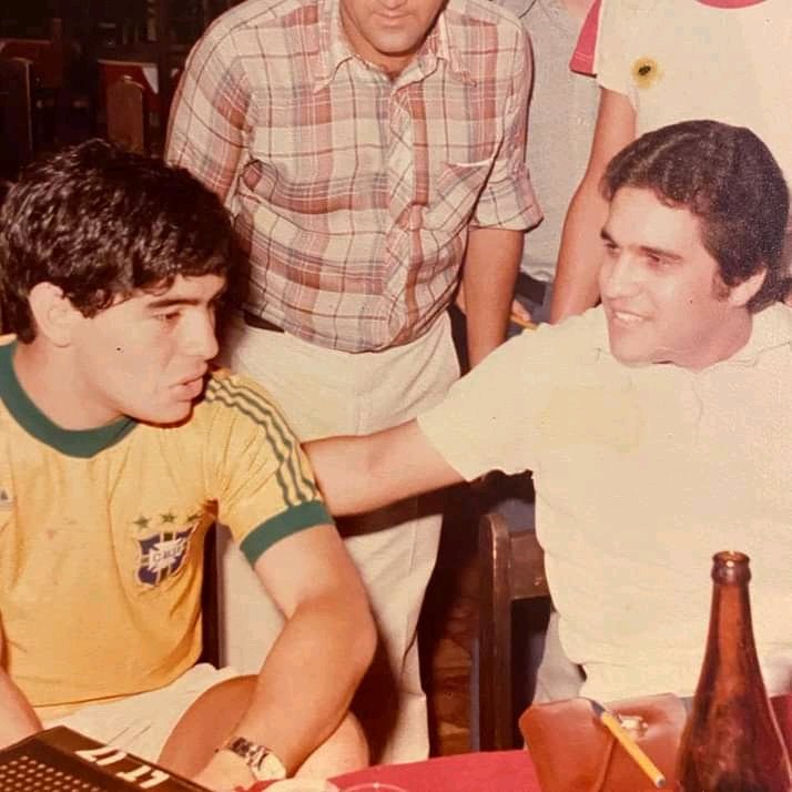 MatiasSebely's tweet photo. Foto para cuarentena El Diego con la Camiseta de Brasil Año 1979 con el gran Carlos Magno Gomez.. joyita publicada por @facuezegomez ¿que opinas? @dalmaradona @gianmaradona https://t.co/JKoYSM3A8q