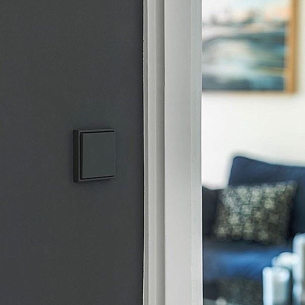 Jung_Iberica's tweet photo. #ACreation cumple con las especificaciones técnicas más exigentes, y con las tendencias actuales en decoración de interiores y diseño.
Color antracita mate, blanco alpino o negro brillante, las tres opciones son una solución elegante! https://t.co/waUsRRmFm9 #YoMeQuedoEnCasa https://t.co/s2T9IC3FVs