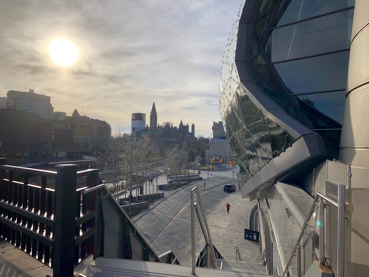 20YS's tweet photo. #Ottawa during #COVID19.
#ParliamentHill, #McKenzieBridge, @CFRideauCentre @fairmontlaurier @CanadasNAC #RideauCanal
#covidottawa #covidcanada #ottcity #otttraffic #ottweather #emptycity #SocialDistancingNow https://t.co/Jok3elzgG7