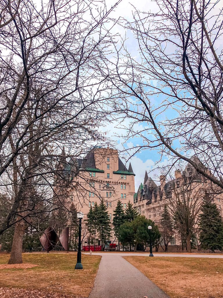 20YS's tweet photo. #Ottawa during #COVID19.
#ParliamentHill, #McKenzieBridge, @CFRideauCentre @fairmontlaurier @CanadasNAC #RideauCanal
#covidottawa #covidcanada #ottcity #otttraffic #ottweather #emptycity #SocialDistancingNow https://t.co/Jok3elzgG7