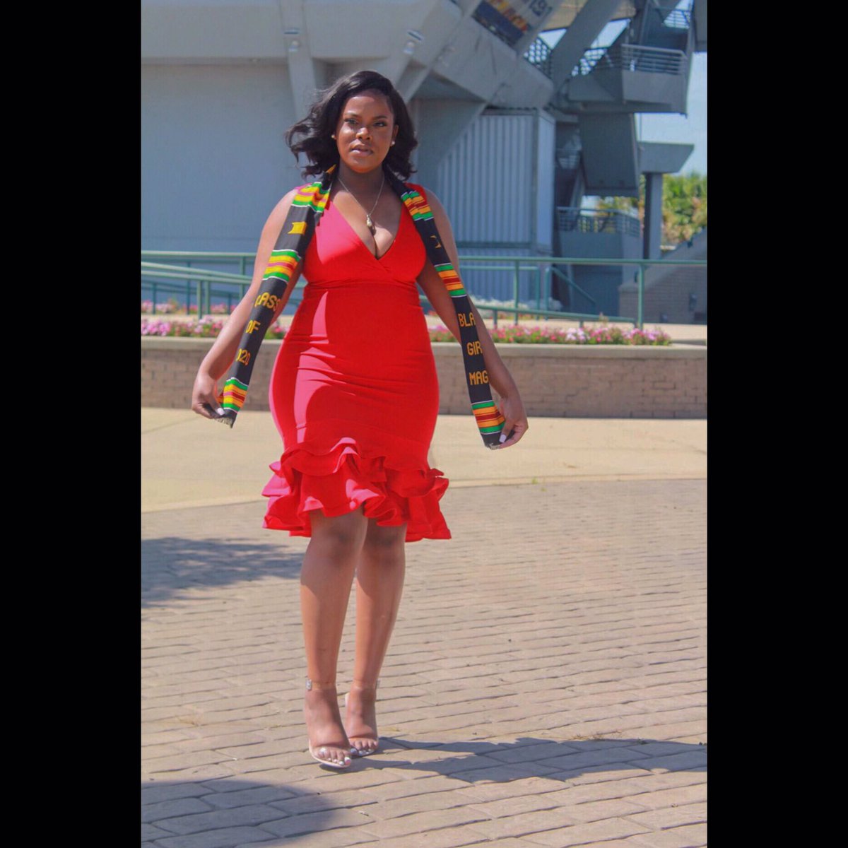 _TheGlamEffect_'s tweet photo. Behind the brushes lies a girl with a dream so big it makes you uncomfortable, now I’m one step closer 🎓Mia West, BSN 🔜 RN 👩🏾‍⚕️💉#blacknursegraduates #USA20 https://t.co/I1JzG0ABdQ
