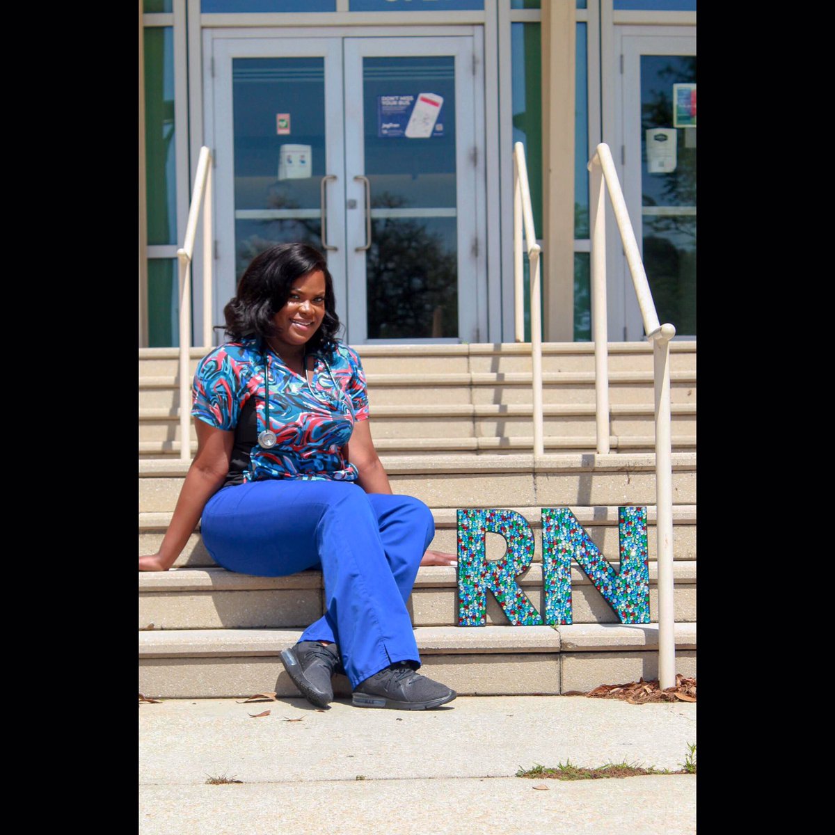 _TheGlamEffect_'s tweet photo. Behind the brushes lies a girl with a dream so big it makes you uncomfortable, now I’m one step closer 🎓Mia West, BSN 🔜 RN 👩🏾‍⚕️💉#blacknursegraduates #USA20 https://t.co/I1JzG0ABdQ