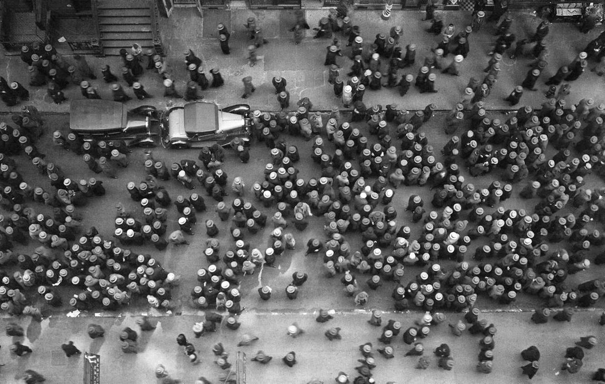 fatemeekhtesari's tweet photo. Hats in New York, 1930 - Margaret Bourke-White
#Fselection https://t.co/MF6748pexL