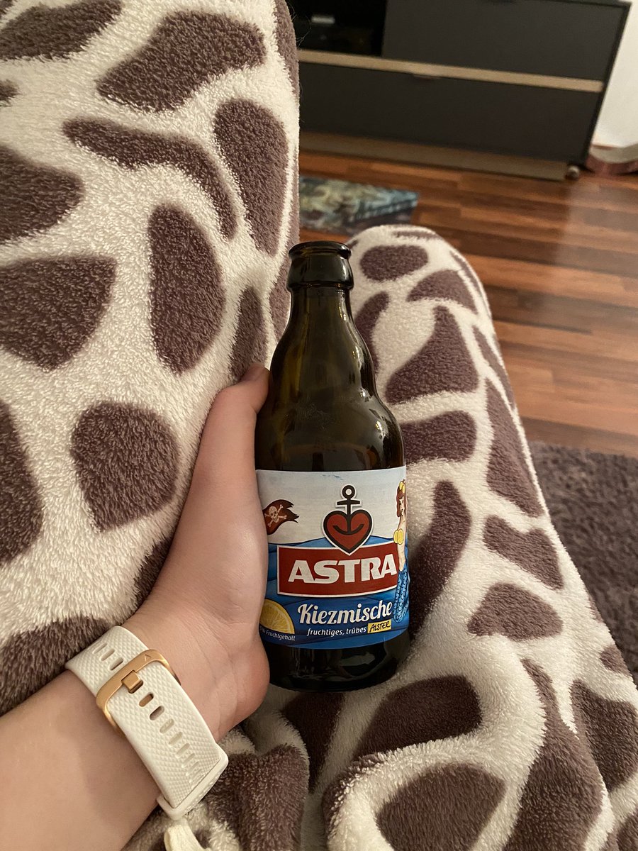 ForeverFreak_97's tweet photo. Giraffen Onesie, Kiezmische & #top831 @Radio_Hamburg - Bester Abend seit langem 😍 https://t.co/Tc7EgPjwUc