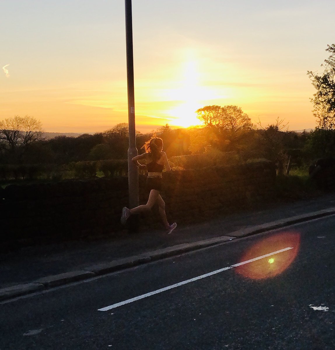 SimonRaynerEJC's tweet photo. A beautiful sunset was a lovely treat on this evenings run.  ⁦@WGS_DoS⁩ ⁦@WGS_XCountryTri⁩ #4kchallenge https://t.co/be7QTx5DWw
