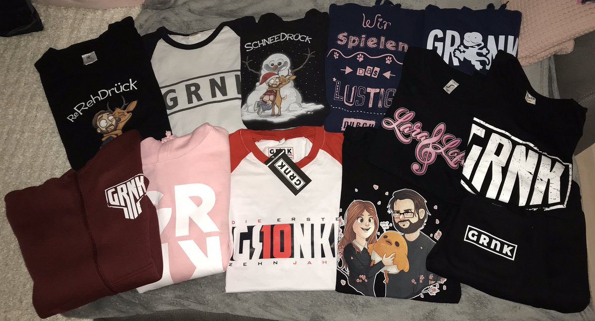 JessicaWbr19's tweet image. Das ist übrigens mein Merch von @Gronkh @xPandorya @Lara_Loft 🥰🙈❤️
#GronkhShop #GronkhMerch #Laraloft #Pandorya #Pan #GRNK