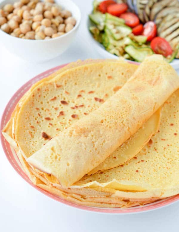 #LockdownNow is not fun, especially when you are on #Quarantine and can't get any groceries delivered for another week. What to do? A bag of chickpea flour, water and salt creates these amazing #vegan #glutenfree #sugarfree    crepes #veganrecipes .
sweetashoney.co/chickpea-crepe…