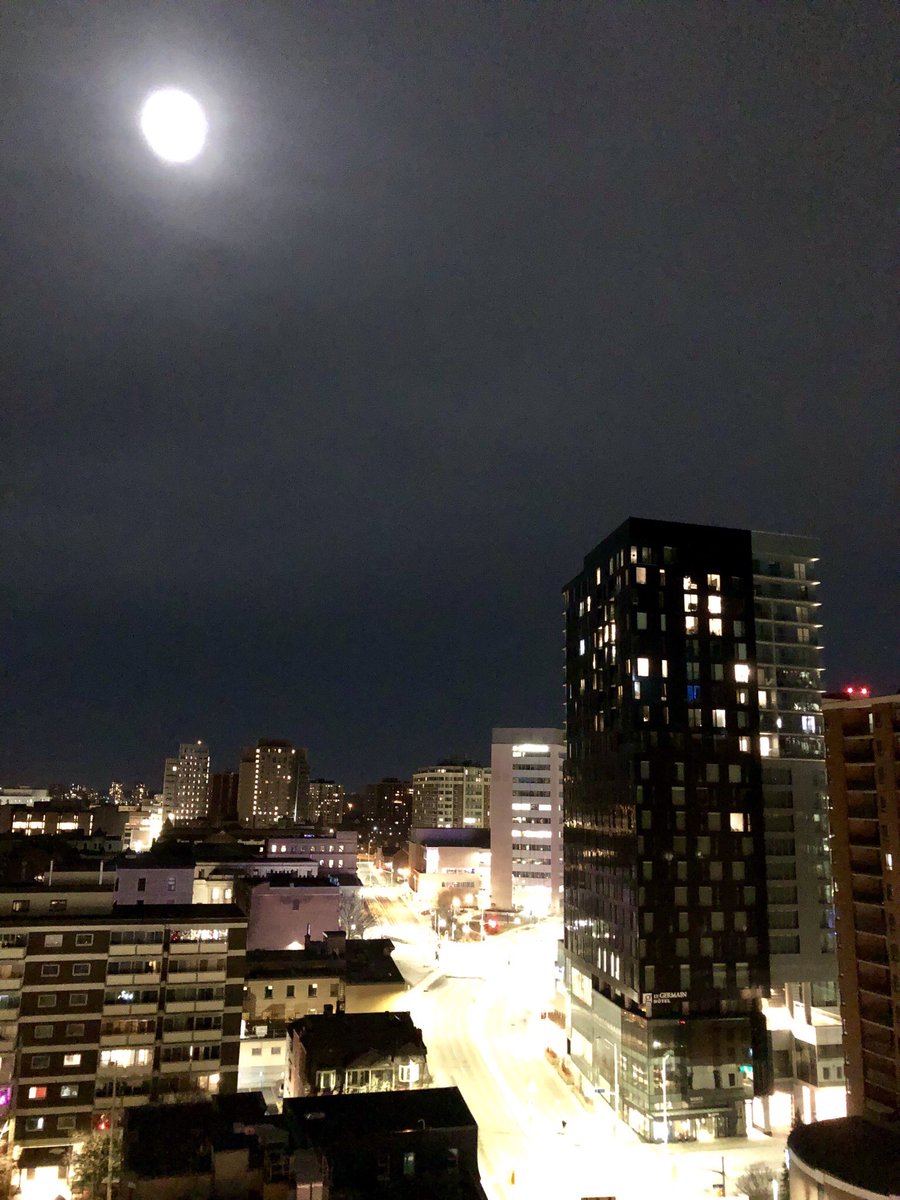 20YS's tweet photo. #Ottawa #downtown during #COVID19 during #supermoon.
Reminder: WALK THROUGH ONLY in parks.
#ParliamentHill
#covidottawa #covidcanada #ottcity #otttraffic #ottweather #emptycity #SocialDistancingNow #pinkmoon2020 #pinkmoon 💕 https://t.co/GSubPvzw38