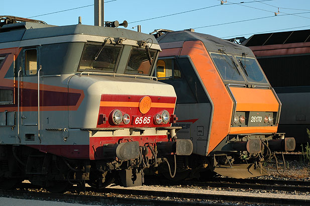 11) Le déclin :L'arrivée des TGV Sud-Est puis Atlantique prive les CC 6500 de leurs services les plus prestigieux.En parallèle, les nouvelles BB 26000 achèvent d'expulser les CC 6500 vers le trafic Fret en 1998