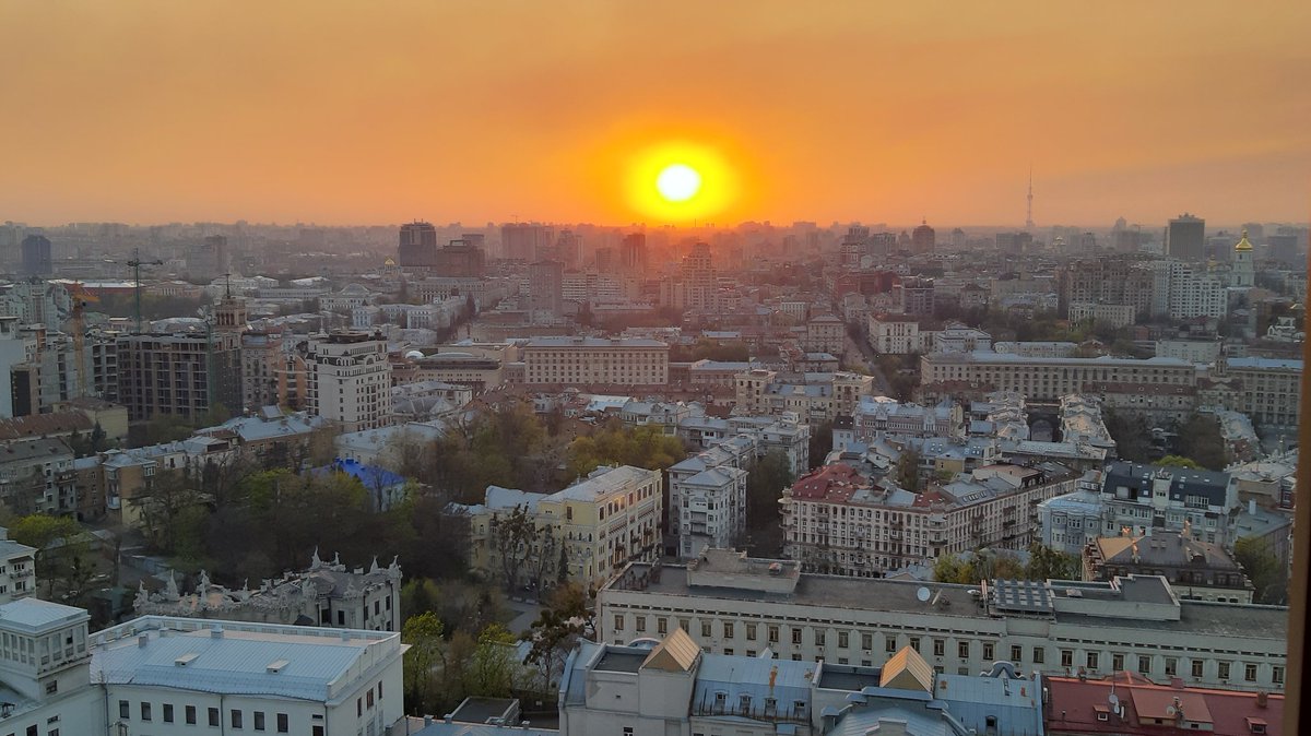 EdePoncins's tweet photo. This is how #confinement looks like in #Kyiv at the moment : admiring from home the sunset over the city, eating a light meal, listening to the radio and enjoying an old American movie on a big screen. Not too bad in the current situation. #StayAtHome #Bogart #Baccal #Hawks https://t.co/Ub9Wd8H6cs