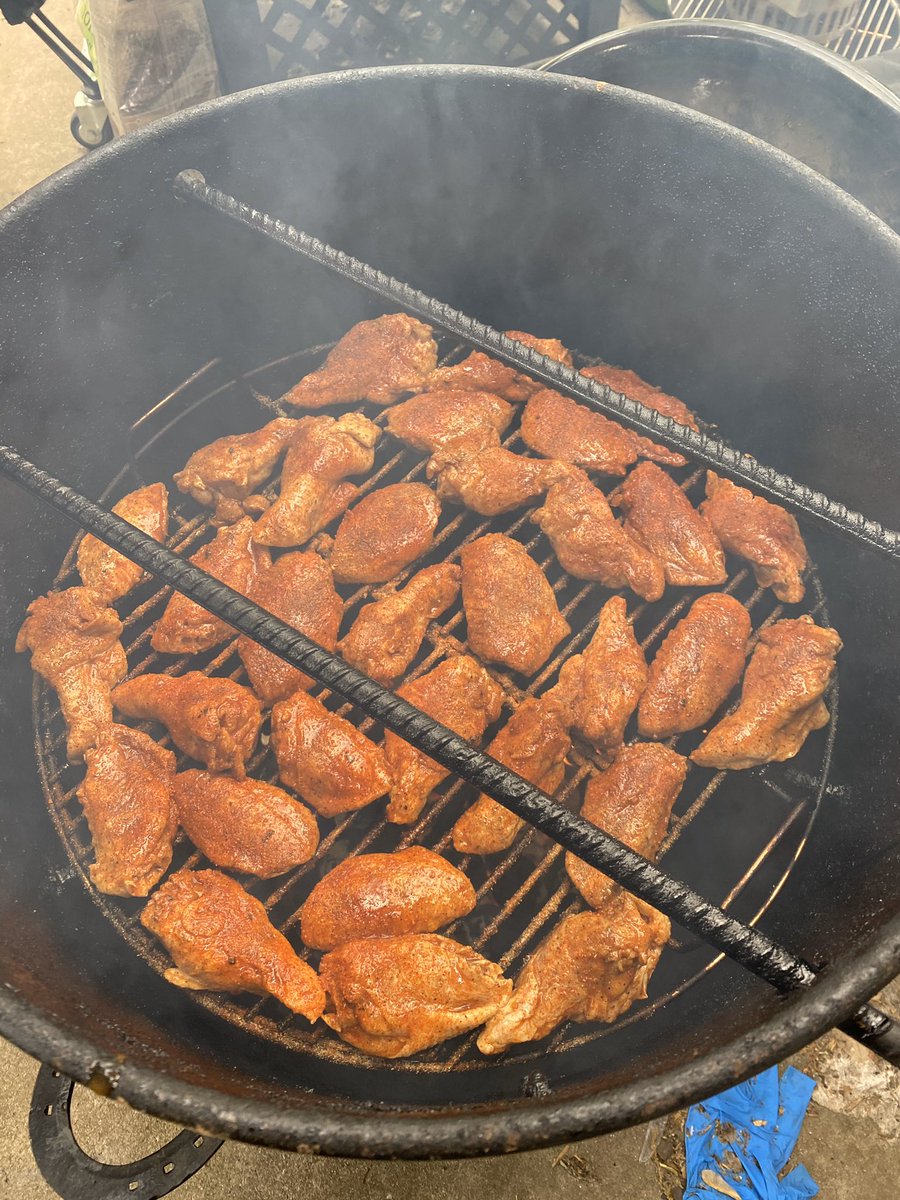 405BackyardBBQ's tweet photo. Went ahead and puts some of my wings on the @PitBarrelCooker seasoned with @HeathRilesBBQ Garlic Jalapeรฑos Rub and @HowToBBQRight The BBQ Rub! #405backyardbbq #weekendwings https://t.co/6ONw0AUJcY