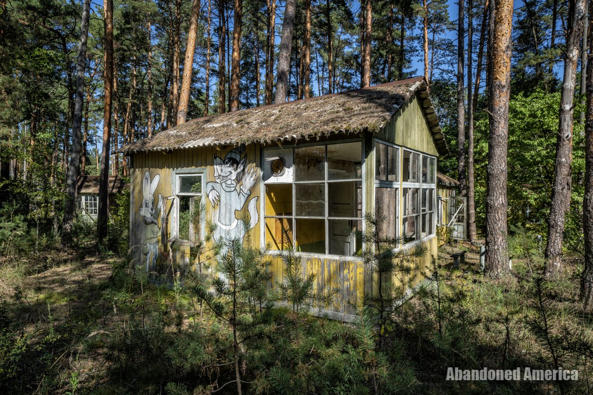 1/ It's time for a thread on falling in love with places, losing them, and the current forest fire in Chernobyl. This is a really hard one for me, so I apologize in advance if it's a bit sloppy or some swears work their way in. I'm just really aching over it right now.