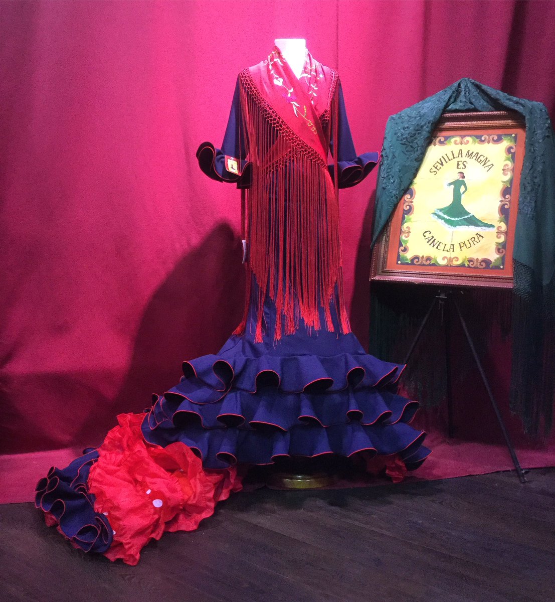 canela_pura's tweet photo. Un reverso de lunares en una bata de cola lisa siempre da un toque flamenco...!!#flamencoindonesia #flamenco #flamencodancer #batadecola #flamencoindia #flamencodress #bienalflamenco #flamencosevilla #batadecolaflamenco #hechoenespaña #madeinspain🇪🇸 #flamencodress #flamencodance https://t.co/MopzAkYRwB